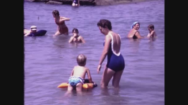 Песаро Италия Июня 1967 Люди Плавают Море Отдыхе Годах Социальная — стоковое видео