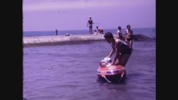 Pesaro Talya 1967 Larda Anne Bebek Şişme Deniz Tatili Talyan — Stok video
