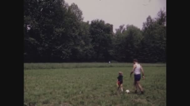 Magreglio Italy May 1969 Діти Грають Сімейних Спогадах Про Сад — стокове відео