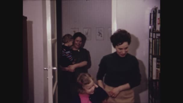 Magreglio Italië Mei 1969 Moeder Meisje Thuis Lezen Jaren — Stockvideo