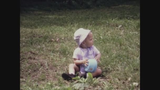 Magreglio Italien Maj 1969 Barn Leker Trädgårdsfamiljens Minnen Talet Italiensk — Stockvideo