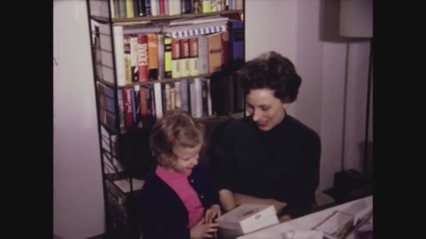Magreglio Italië Mei 1969 Moeder Geeft Baby Meisje Nieuwe Kleren — Stockvideo