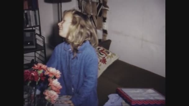 Magreglio Itálie Květen 1969 Dívka Rozbaluje Narozeninový Dárek Letech — Stock video