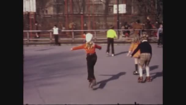 意大利1969年5月 60年代儿童在公园滑冰 — 图库视频影像