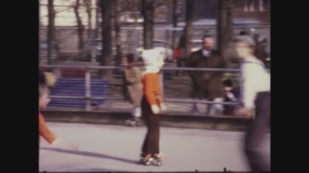 Milan Włochy Maj 1969 Łyżwiarstwo Dziecięce Parku Latach Tych — Wideo stockowe
