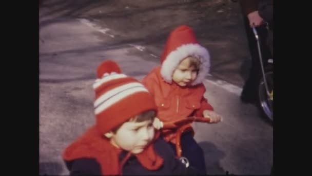 Milan Italië Mei 1969 Kinderen Fietsen Het Park Jaren — Stockvideo