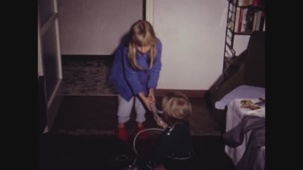 Mailand Italien Mai 1969 Kind Spielt 60Er Jahren Mit Ferngesteuertem — Stockvideo