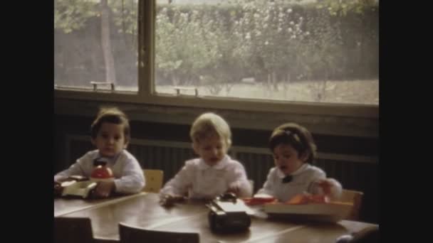 Milano Italia Maggio 1969 Bambini Classe Primo Giorno Scuola Negli — Video Stock