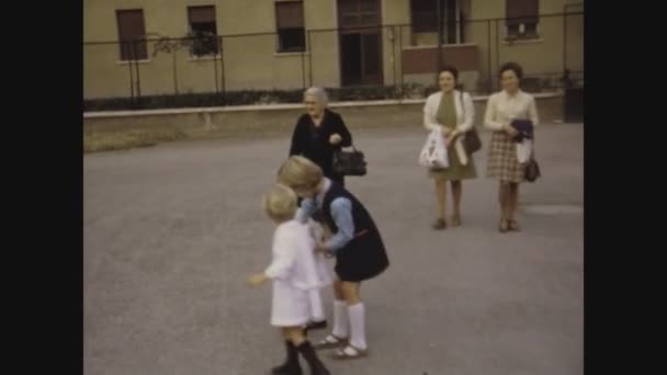Mailand Italien Mai 1969 Eltern Kommen Herein Und Bringen Die — Stockvideo