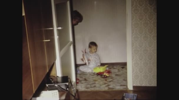 1969年5月 意大利 60年代的孩子们玩地板上的玩具 — 图库视频影像