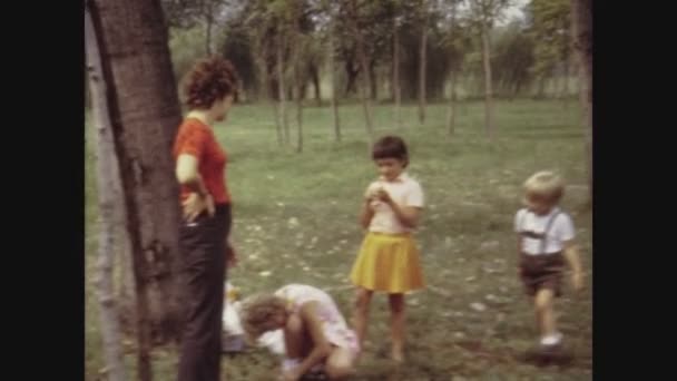 Magreglio イタリア5月1969 60年代の庭の子供たちのグループ — ストック動画
