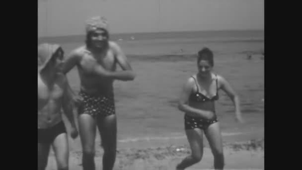 Palermo Italia Junio 1966 Grupo Amigos Vacaciones Playa Los Años — Vídeo de stock