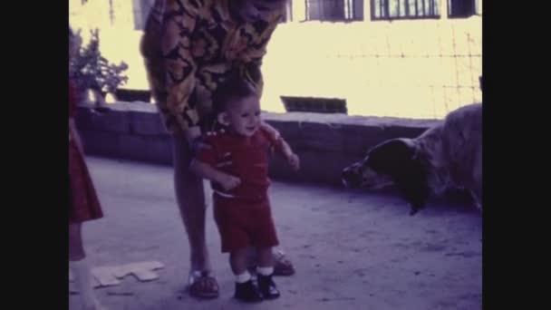 1966年6月26日 意大利帕塞尔莫 60年代 孩子第一次见到狗 — 图库视频影像