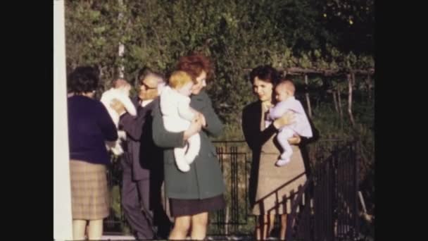 1966年6月6日 意大利帕塞尔莫 60年代与所有亲戚的家庭记忆场景 — 图库视频影像