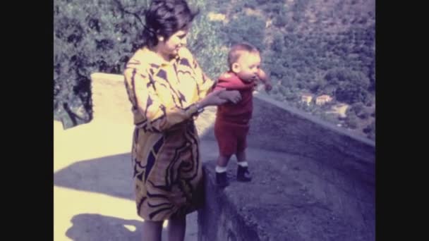 Palermo Italia Giugno 1966 Mamma Insegna Bambino Camminare Negli Anni — Video Stock