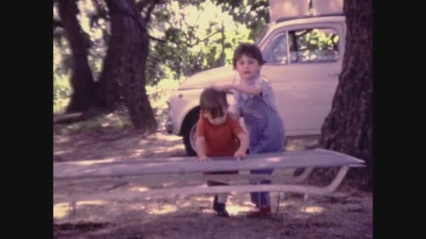 1966年6月26日 意大利帕塞尔莫 六十年代儿童在户外玩耍的家庭记忆 — 图库视频影像