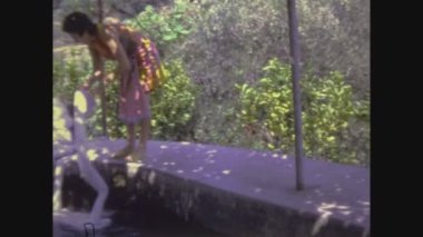 PALERMO, İtalya Haziran 1966: 60 'larda nehirde çamaşır yıkama. İtalyan sosyal tarihi 60 'larda