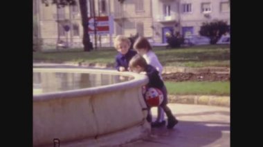 PALERMO, İTALYA 1966: 60 'larda çocuklar parkta yürür