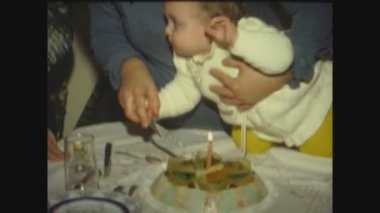 PALERMO, İtalya Haziran 1966: Bebeğin 60 'lardaki ilk doğum günü sahnesi aile anıları