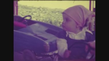 PALERMO, İTALYA HAZİRAN 1966: 60 'larda atlıkarıncadaki çocuklar