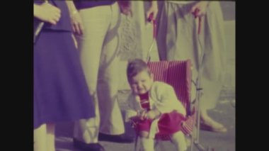 ROME, ITALY MAYIS 1969: 60 'larda bebek arabasında