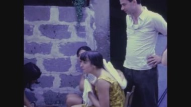PALERMO, İTALYA MAYIS 1975: Yoksul insanlar 70 'lerin İtalyan sosyal tarihinde elbiselerini dışarıda yıkıyorlar