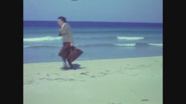 PALERMO, İTALYA MAYIS 1968: insanlar 60 'larda deniz kenarında gezinirler