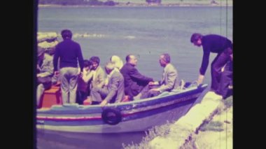 PALERMO, İTALYA MAYIS 1963: 60 'larda küçük bir tekneye binen bir grup insan