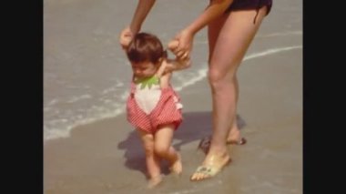 PALERMO, İtalya Mayıs 1968: 60 'lardaki Mutlu Aile Deniz ve Plaj Tatili