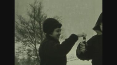 PALERMO, İTALYA 1963: 60 'larda kar ile dağlarda tatil yapan bir grup insan. Sosyal Geçmiş