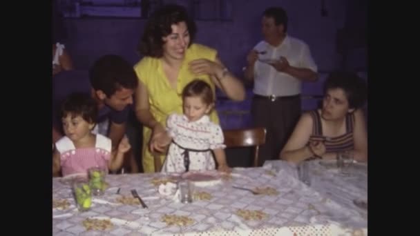 1966年6月 意大利帕塞尔莫 贫穷的大家庭晚餐 意大利60年代的社会历史 — 图库视频影像