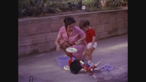 1966年6月イタリア パレルモ 60年代に三輪車で遊ぶ子供 — ストック動画