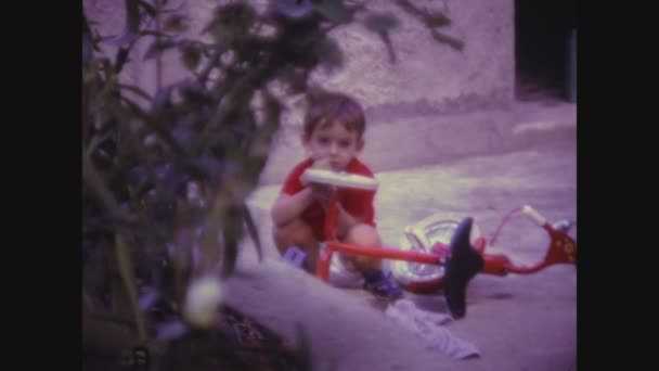 Palermo Italia Giugno 1966 Bambino Gioca Con Triciclo Negli Anni — Video Stock