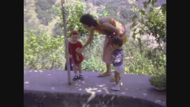 Palermo Italien Juni 1966 Mutter Mit Kindern Frühling Der 60Er — Stockvideo