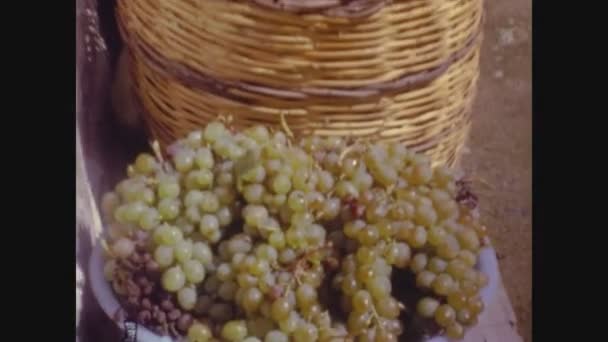 Palermo Italië Juni 1966 Manden Vol Druiven — Stockvideo