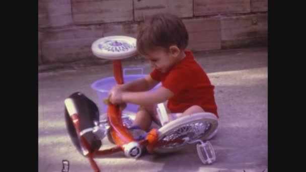 1966年6月26日 意大利帕塞尔莫 60年代的儿童玩三轮车 — 图库视频影像