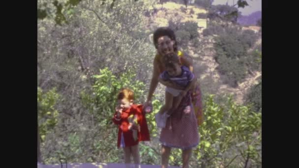 Palermo Italijuni 1966 Mor Med Barn Trädgården Våren Talet — Stockvideo