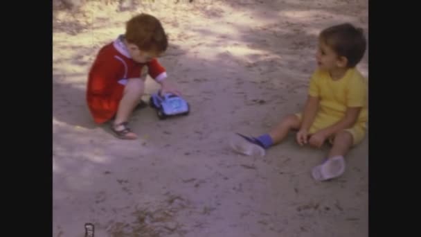 Palermo Italia Giugno 1966 Bambini Giocano Terra All Aperto Negli — Video Stock