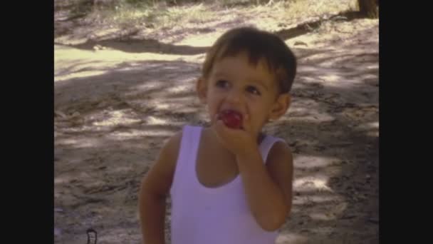 Palermo Itália Junho 1966 Criança Come Frutas Campo História Social — Vídeo de Stock