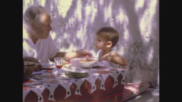 Palermo Włochy Czerwca 1966 Latem Rodzina Obiad Świeżym Powietrzu Włoska — Wideo stockowe