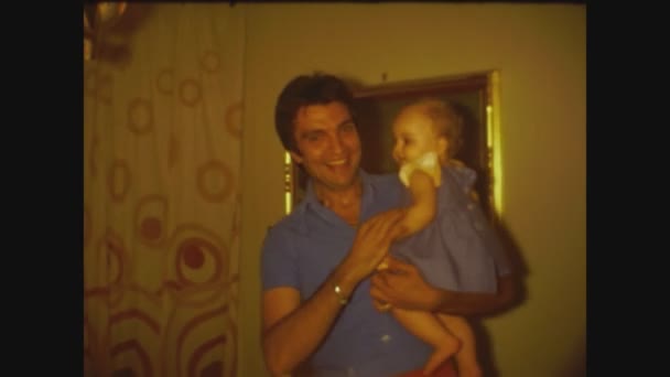 Παλερμο Ιταλια Ιουνιοσ 1975 Πατέρας Παίζει Μωρό Στο Σπίτι Στη — Αρχείο Βίντεο