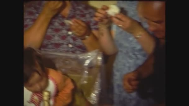 Palermo Italijuni 1966 Skål För Familjen Hemma Talet — Stockvideo