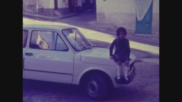 Palermo Ιταλια Ιουνιοσ 1975 Κοριτσάκι Στο Καπό Του Αυτοκινήτου Στη — Αρχείο Βίντεο