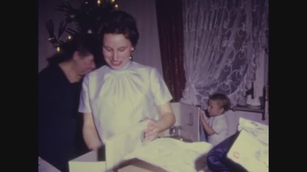 パレルモ イタリア1966年12月 60年代に自宅でクリスマスプレゼントを包むシーン — ストック動画