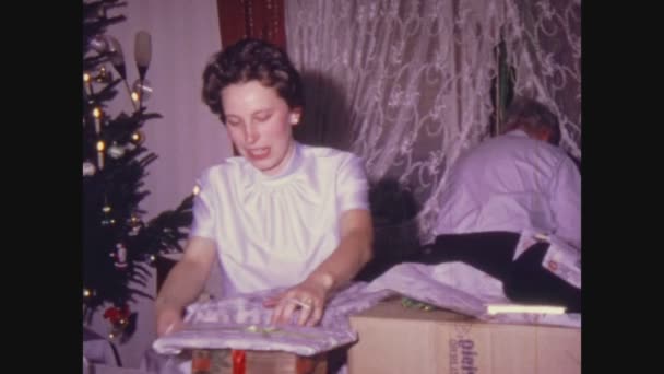 Палермо Италия Декабря 1966 Сцена Разворачивания Рождественских Подарков Дома Годы — стоковое видео