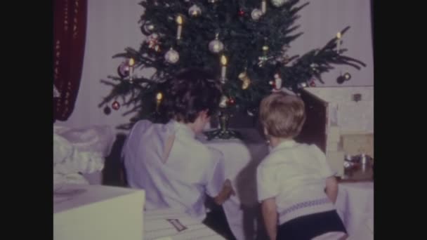 1966年12月 意大利帕塞尔莫 60年代在家里拆开圣诞礼物的场景 — 图库视频影像