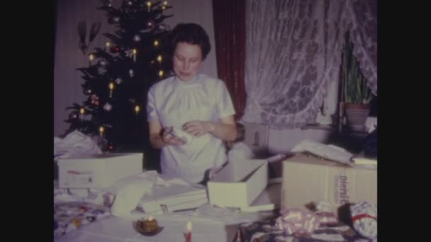 Palermo Ιταλια Δεκεμβριοσ 1966 Σκηνή Που Ξετυλίγει Χριστουγεννιάτικα Δώρα Στο — Αρχείο Βίντεο