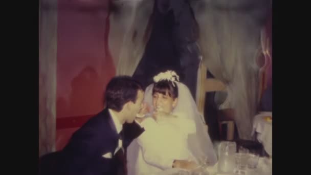 Palermo Italien Maj 1975 Nygifta Bröllopsmiddag Talet — Stockvideo