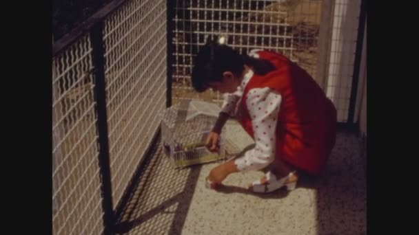Palermo Italië Mei 1975 Meisje Voedt Vogel Kooi Jaren — Stockvideo