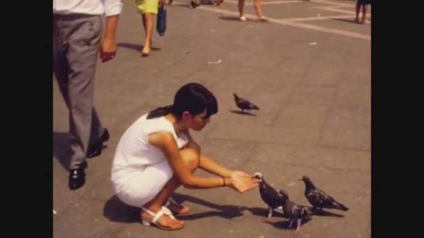 Palermo Italien Mai 1975 Mädchen Füttert Tauben Venedigs Platz Den — Stockvideo